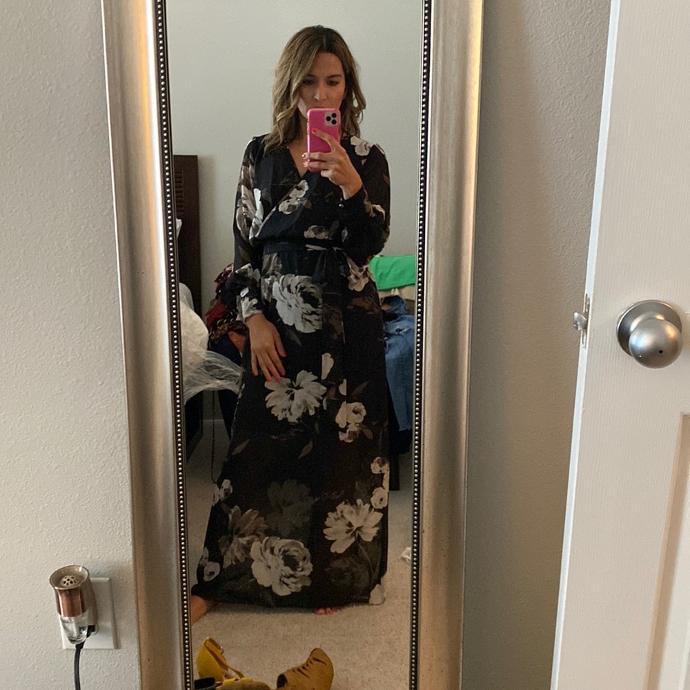 Black/floral dress. With a tie by the waist. Size XS.